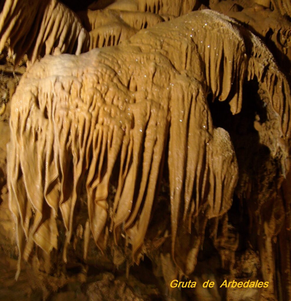 FOTO: "La Cascada de Algas", cuyas estructuras cuelgan como extraños tapices pétreos.